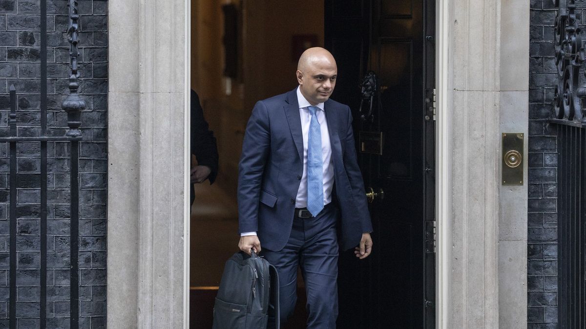 Johnson přestavuje britskou vládu, nečekaně skončil ministr financí Džavíd